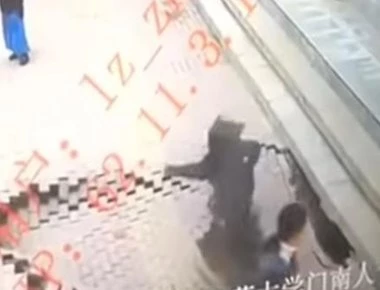Πεζοδρόμιο «κατάπιε» γυναίκα που περπατούσε αμέριμνα (βίντεο)